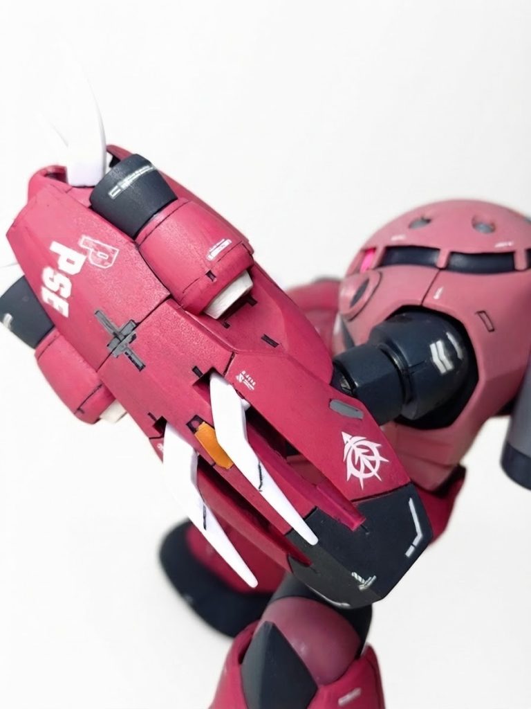 ゾゴックモードまたまたまたスポンジやすりで研いでフィニッシュ（笑）本来は投擲武装になるのですが塗装はげるんで爪を起こしてモードチェンジ完了です。