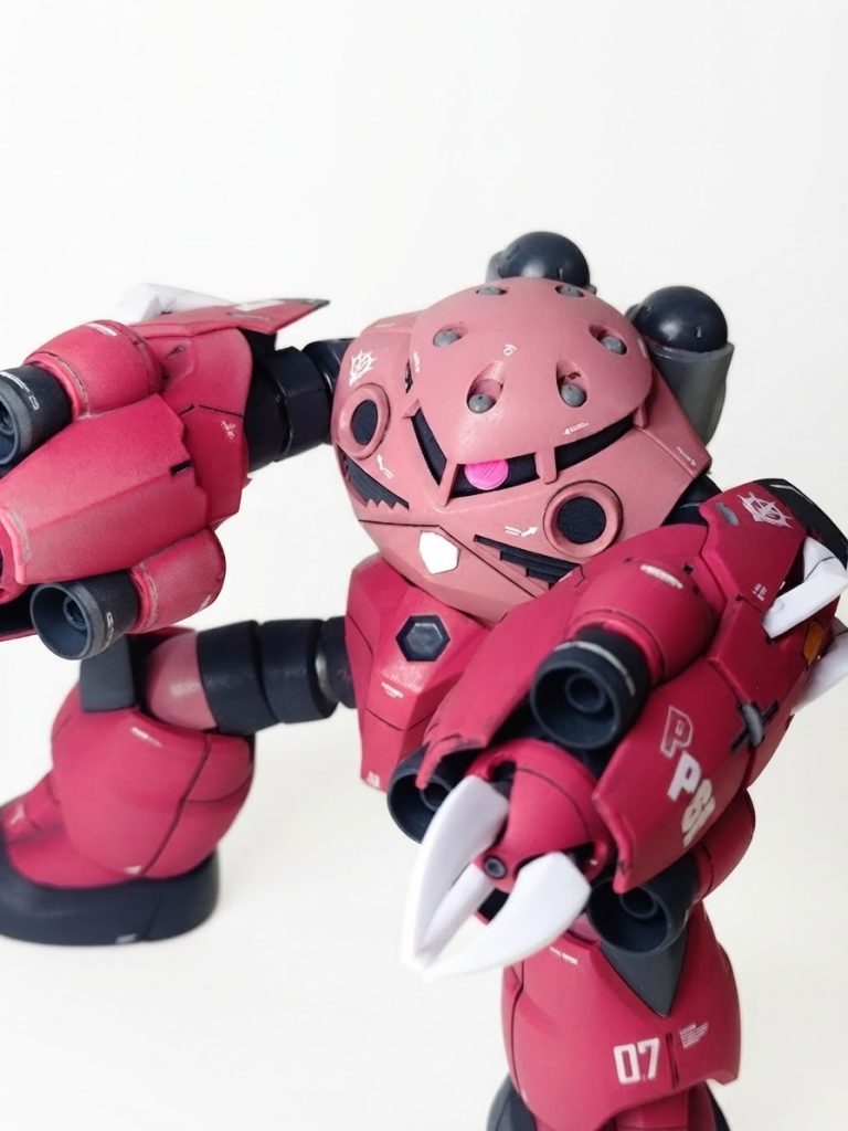 アッグモード爪を閉じてグルグル回転させるモードらしい…ちなみにアメイジングなガントレットは裏側をすべて黒く塗りつぶしてます。また操縦者の性格的にスポンサーとかの主張はでかめのデカールにしてみました。