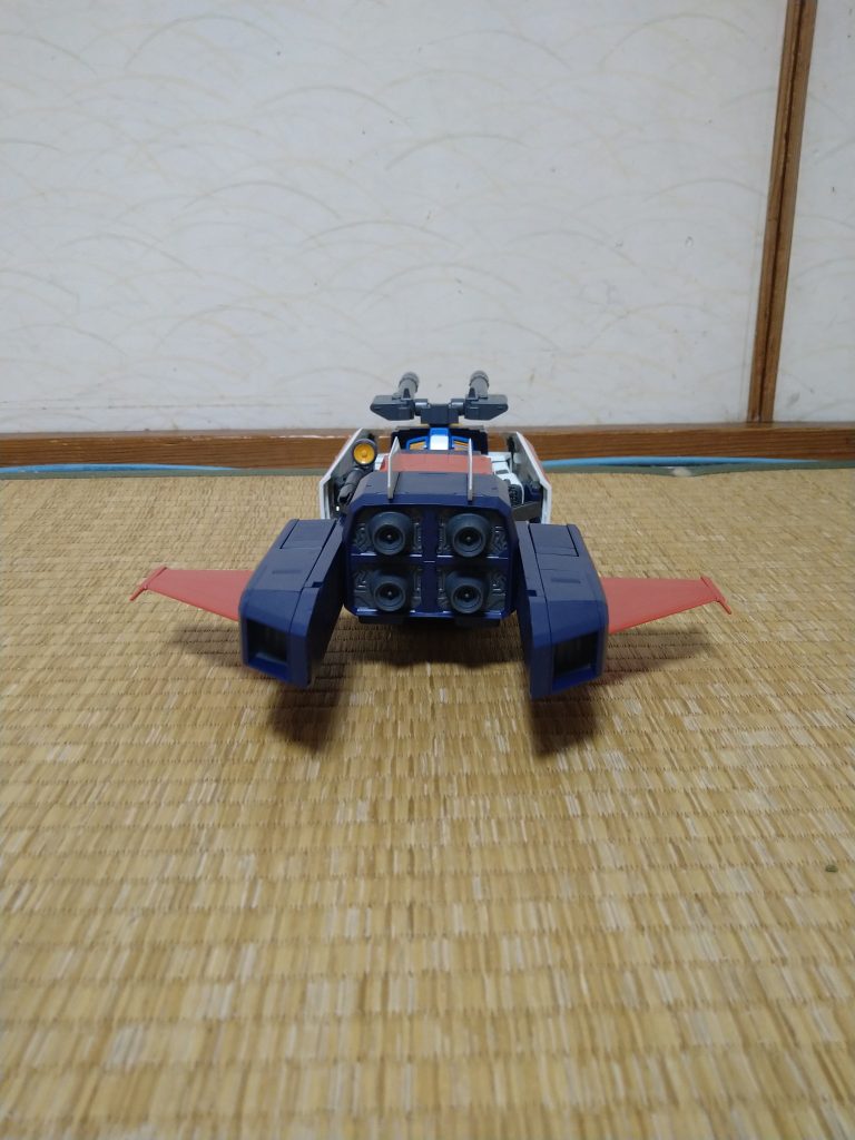 この機体はあえてアニメの時のようにデカールは一切貼らずにつくりました
