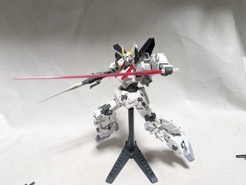 バックパックは無改造の為、オプションパーツでアームドアーマーXC、DEをそのまま取り付け可能です。