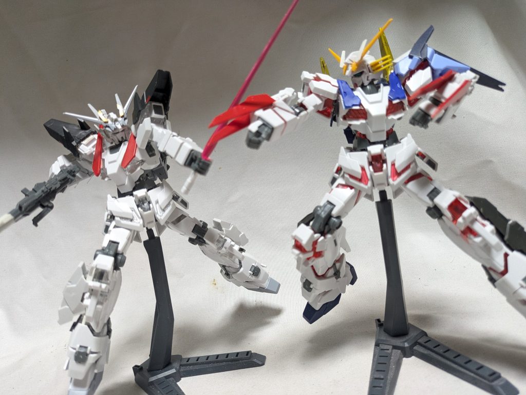 前回制作した、ユニコーンガンダムアクセラリーパーと(アクセラリーパーのフェイス部分はフリーダムガンダム炎のフェイスを移植させました)&nbsp;