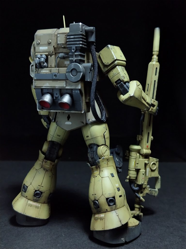 見ての通り、腕、胴体、足はRGシャア専用ザクショルダーアーマー、胸、バックパックはHGUCザクⅠスナイパーを使用ヒジは形状変更しましたが、裾の半円の切り欠きは作っていません足のバーニアも残してます頭はRGシャア専用ザクを加工しています