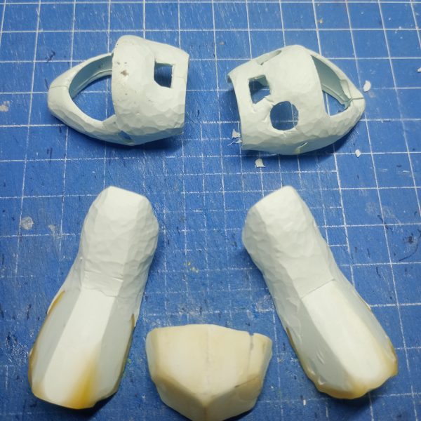 かの昔にブンドドしてたアメイジングウェポンバインダーを利用したく候。　思い切ってアーマーパーツを別に作り、別形態扱いに致しまする。アーマーパーツは取り外し可にしたく総パテ製。私の場合、エポパテを大まかな形に盛り付け、ちょこちょこカッターで整える。シルエットをケンプファーアメイジングに寄せています。コレのために膝パーツを取り外しできるようにしました。アメイジングバインダーは10年もの、ガンダムマーカー塗りでも全然塗膜強いんですわ。（5枚目）