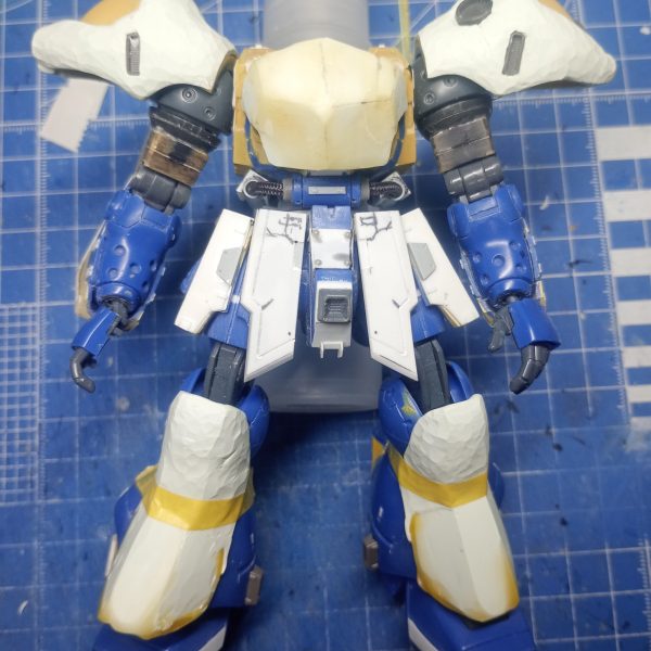 かの昔にブンドドしてたアメイジングウェポンバインダーを利用したく候。　思い切ってアーマーパーツを別に作り、別形態扱いに致しまする。アーマーパーツは取り外し可にしたく総パテ製。私の場合、エポパテを大まかな形に盛り付け、ちょこちょこカッターで整える。シルエットをケンプファーアメイジングに寄せています。コレのために膝パーツを取り外しできるようにしました。アメイジングバインダーは10年もの、ガンダムマーカー塗りでも全然塗膜強いんですわ。（4枚目）