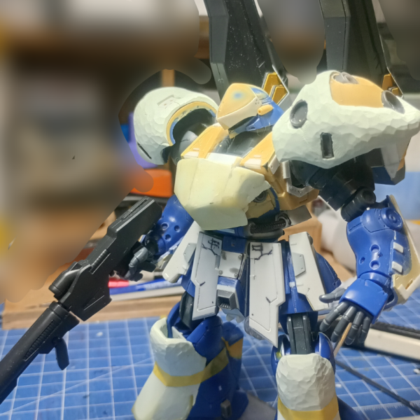 かの昔にブンドドしてたアメイジングウェポンバインダーを利用したく候。　思い切ってアーマーパーツを別に作り、別形態扱いに致しまする。アーマーパーツは取り外し可にしたく総パテ製。私の場合、エポパテを大まかな形に盛り付け、ちょこちょこカッターで整える。シルエットをケンプファーアメイジングに寄せています。コレのために膝パーツを取り外しできるようにしました。アメイジングバインダーは10年もの、ガンダムマーカー塗りでも全然塗膜強いんですわ。（2枚目）