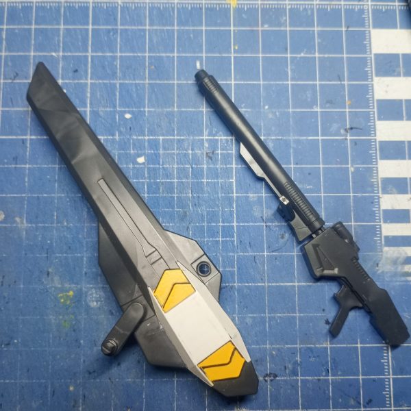 かの昔にブンドドしてたアメイジングウェポンバインダーを利用したく候。　思い切ってアーマーパーツを別に作り、別形態扱いに致しまする。アーマーパーツは取り外し可にしたく総パテ製。私の場合、エポパテを大まかな形に盛り付け、ちょこちょこカッターで整える。シルエットをケンプファーアメイジングに寄せています。コレのために膝パーツを取り外しできるようにしました。アメイジングバインダーは10年もの、ガンダムマーカー塗りでも全然塗膜強いんですわ。（3枚目）