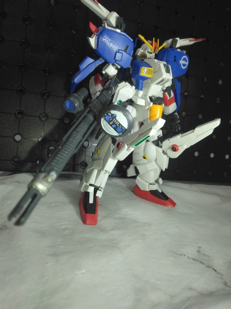 メイン武装のビームスマートガンのレドーム部分を塗り分け。レンズ部分はブルーで塗った後にレジンを盛って硬化させました。