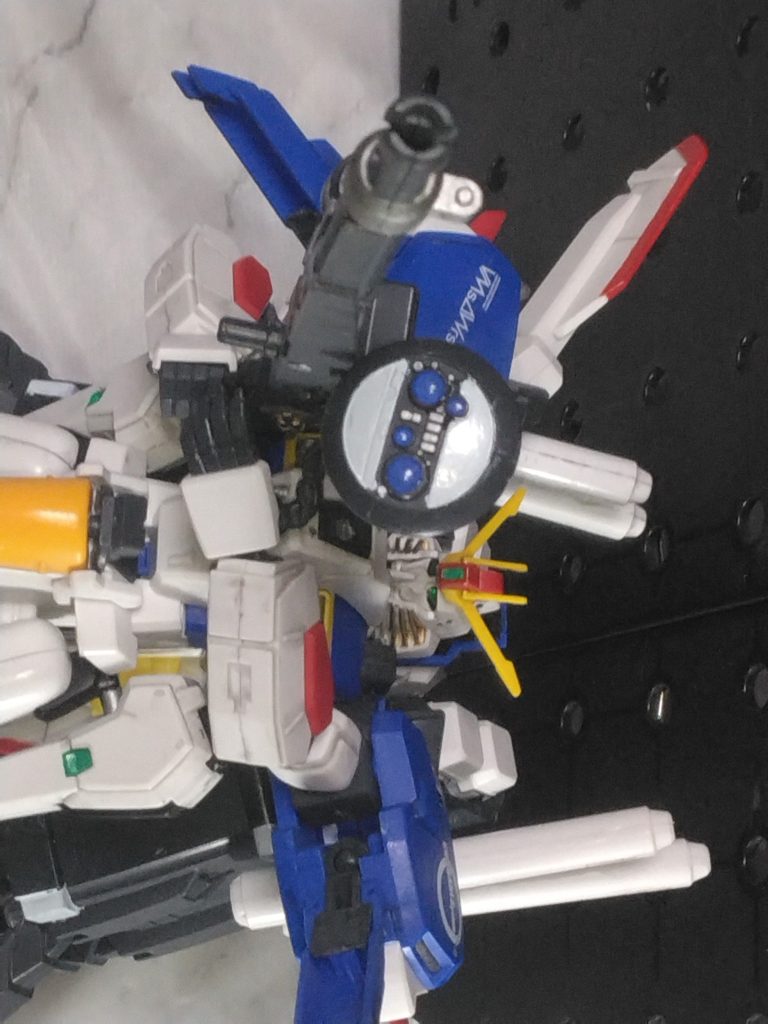｢助かるのか！？｣｢ガンダムが助けてくれるらしいぜ！｣｢やっぱりコイツは生きてるんだ！｣ALICEがパイロット達を逃がすためにコアファイターを切り離して、コア無しで機体を保っている状態を再現したかったのですが力量不足も第1ですが、やっと手に入れたキットなので大事にしたいなという思いに挟まれて、キットはそのままにしました😅