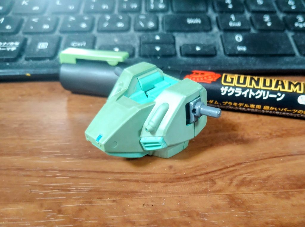 色はどうやって合わせようかと悩みましたが、ガンダムマーカーペンの「ザクライトグリーン」がまさかのドンピシャでした！！