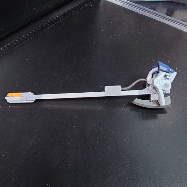 セミスクラッチ武器スカルサイスの加工が完了しました！アックスモード↔サイスモード↔スカルハンドモード↔スマートガンモード各形態にシームレス変形＋持ち替えで切り替えられます〜！デスサイズのビームシザーズを持たせようかとも考えたんですが、ビームシザーズのためだけにデスサイズを購入するのは...家に積みプラいっぱいあるし流石に積み崩しが先でしょ！！ということでセミスクラッチしましたウーンドウォート改造、あと残すところはウサギコウモリ型バックパック兼支援機のラビアンバットの仕上げと、各パーツへの筋彫りの追加ですかね！それでは本日の進捗でした〜！（2枚目）