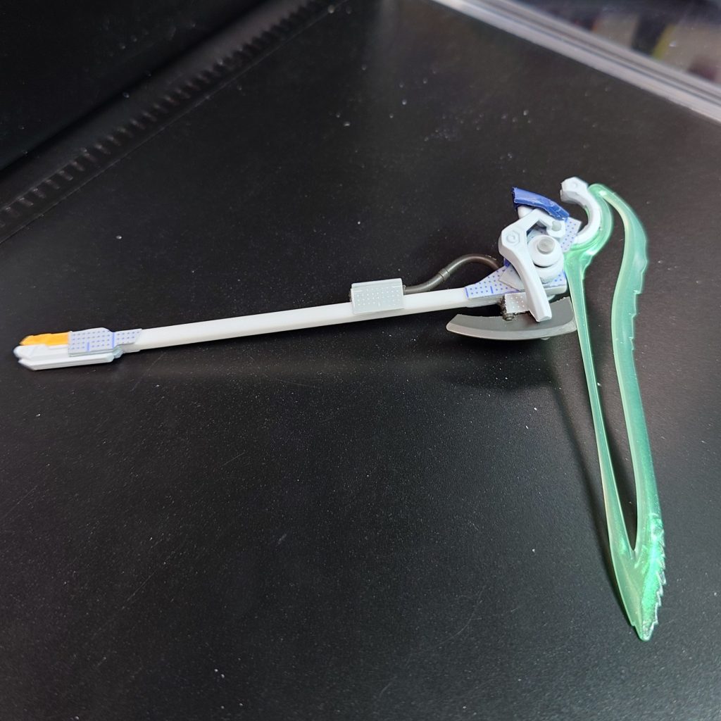 スカルサイスはジークアクス、ウーンドウォートのパーツを一部利用してセミスクラッチしています。HGデスサイズのビームシザーズが欲しかったのですが無いなら作ってしまおうということで魔改造させていただきました。