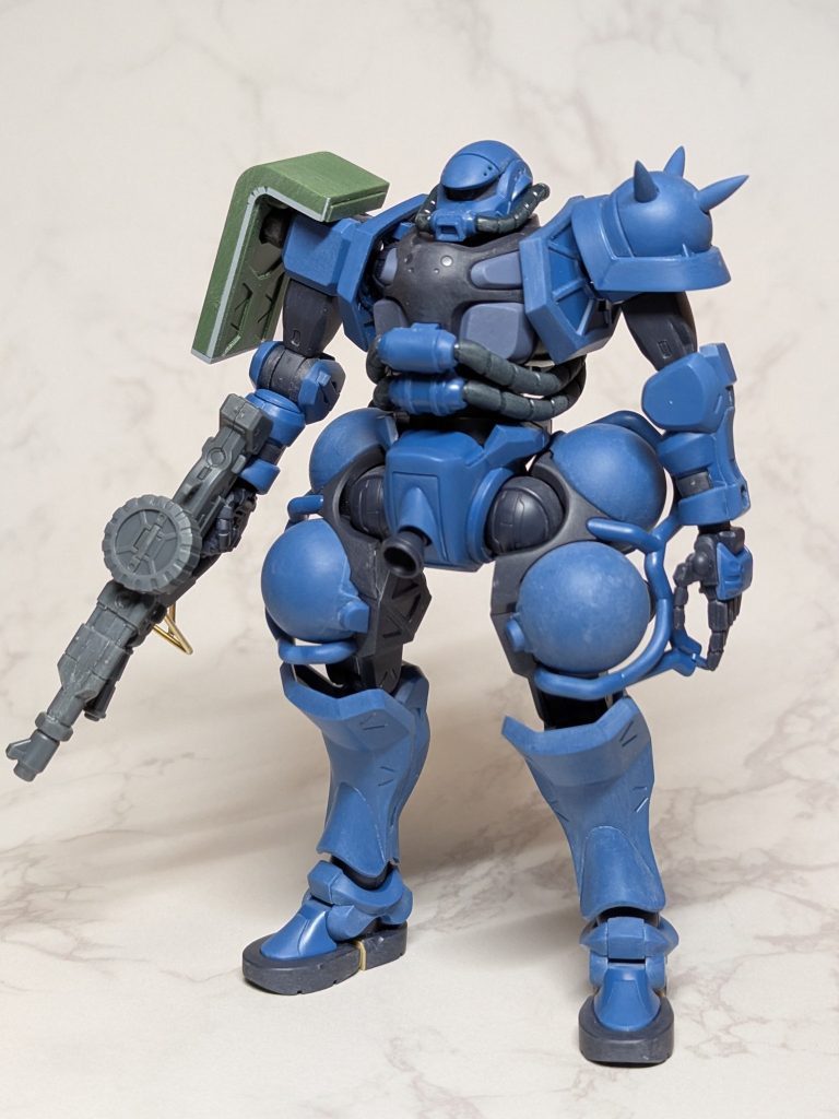 スパイクアーマーはランナーで作成。シールドはORIGINザクから拝借しました。