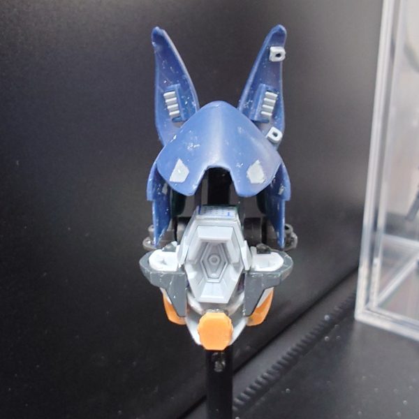 セミスクラッチでウサギコウモリ型支援機ラビアンバットの上顎下顎を作成しました!噛み合わせはなかなか良さそうですね口を開けるとメガ粒子砲がお出迎えしてくれますこの支援機は今改造しているウーンドウォートとの合体を想定したギミックを仕込んでいますので、ギミックについては完成品の投稿時にお見せしますね!さて、本体の方も追加で改造を加えていますウーンドウォートで言う所のブーストポットが付いていた部分の3ミリ穴が丸出しだったので、ウサギの尻尾を模した尻尾カバーを作成しましたプラ板と瞬間接着剤を使って削り出しに挑戦しています骨組みを先に作成したので球体でしたが作りやすかったですねついでに着脱可能なビームエフェクトで尻尾の少し跳ねてる毛を表現しています本日はここまで〜!明日はラビアンバットの翼の装飾ですかね最近暑い日が続いていて夏バテ気味なので、今日はゆっくり休みます!本日もご覧いただきましてありがとうございました! (2枚目)