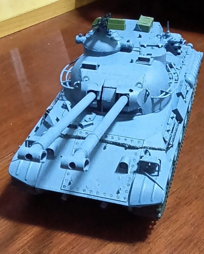 作品名：61式戦車……?<p>現実の方の61式戦車を連装砲にしてみた。塗装は初代ガンダムのアニメに登場する車両の感じに。</p>
