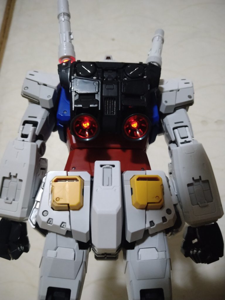 LEDライトもバーニアやビームサーベルまで光ります。