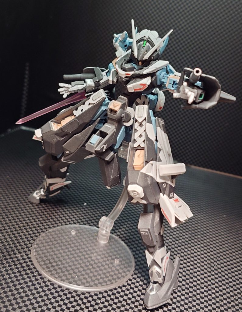 ガンダムゴシックベルメイドさんのような装飾が特徴のTR-6 ウーンドウォートの改造機です。頭部のバルカン砲、両腕のベルスリーブのようなシールド兼射撃武器のベルスリーブガンシールドの他袖裏の刺突攻撃メインの暗器ビームパイル両肩のラビットビットなど多様なレンジの武器を揃えています。なお、股間部にはエンデュミオンユニットを装備しており、展開も可能です太ももの装飾がかなーりお気に入りです☆