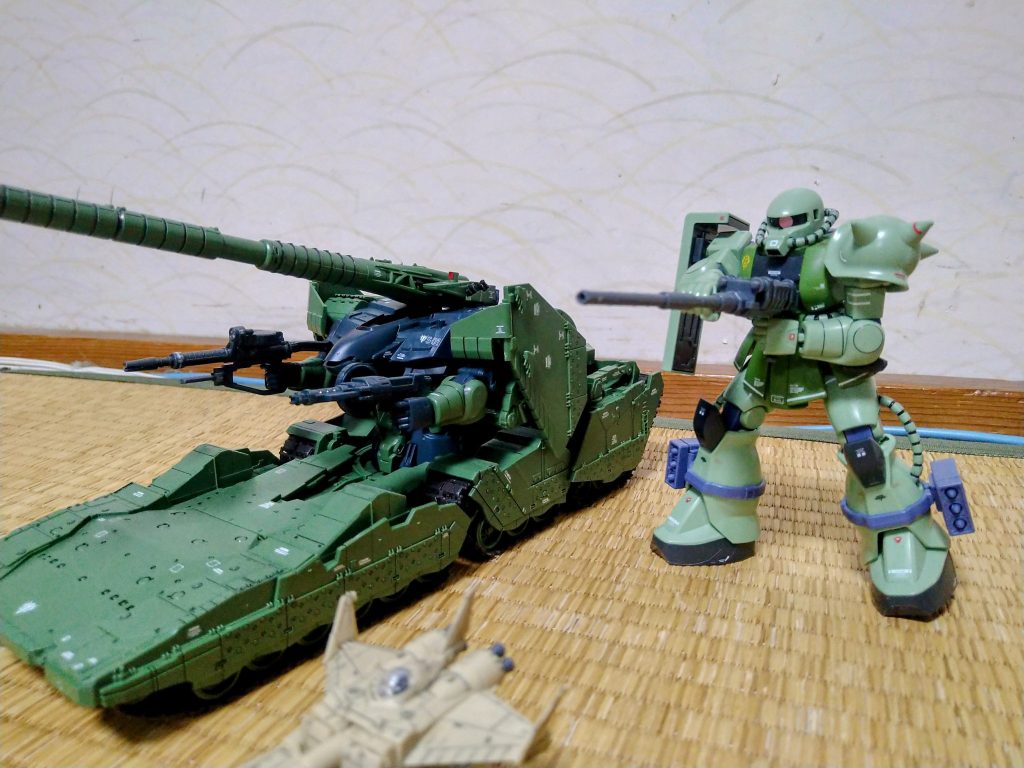 やっぱりザクやマゼラアタックと一緒に並べるのが良い感じです！！