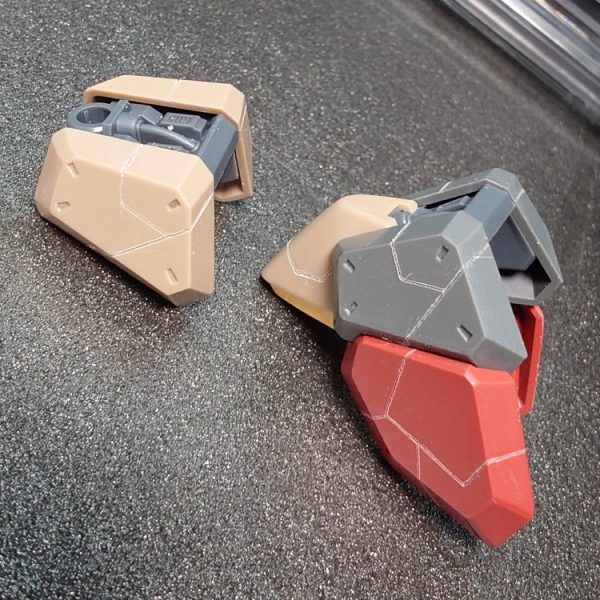 肩アーマーのパネルラインを掘りました〜！
