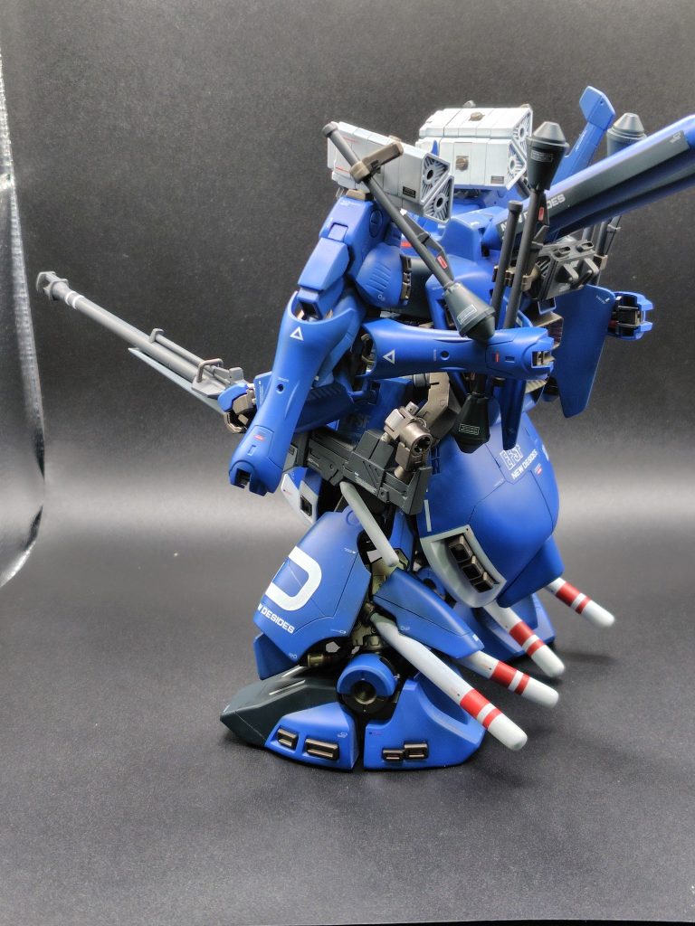 近所のジョーシンで偶然ジオを見かけてしまったのでゼクツヴァイに寄せるように家に転がってた余剰パーツ群で装飾しました。箱キズ有りの説明してくれた店員さん、購入者は私です。