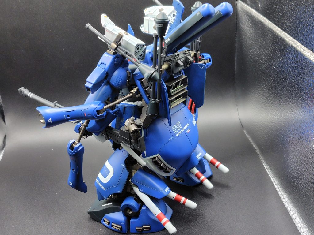 アームが収まらなくて定番の改造ですが胴部分は4mmほど延長しました。