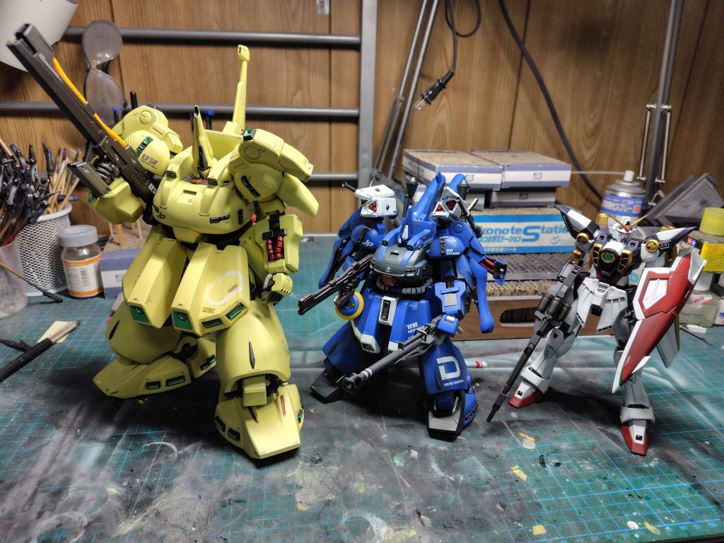我が家の御神体、1/100のジオと最近作った1/100ウイングガンダムと並べて。サイズがおかしい⋯。