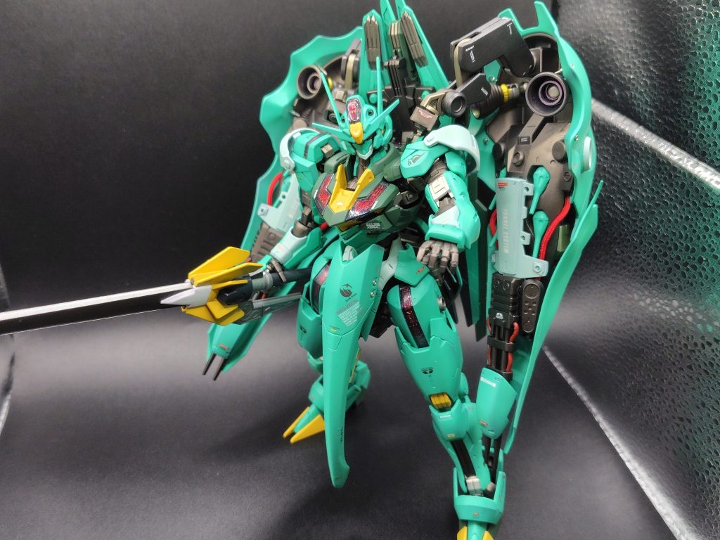 武器にトールギス剣、クシャトリヤの羽、キュベレイダムドのあまりパーツ他捨てるのも惜しくて保管していたパーツの大盤振る舞い？