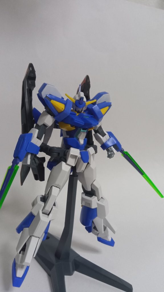 肩のアーマーはAGE3ノーマルのものを使って羽みたいなとこをとってもプラバンで持っています。腰アーマーはZガンダムのウィングをブースターというイメージでつけました。