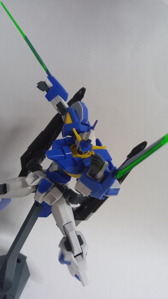 腕のアーマーの向きを変えたことによってファンネルを剣のようにして使えるようにしました。