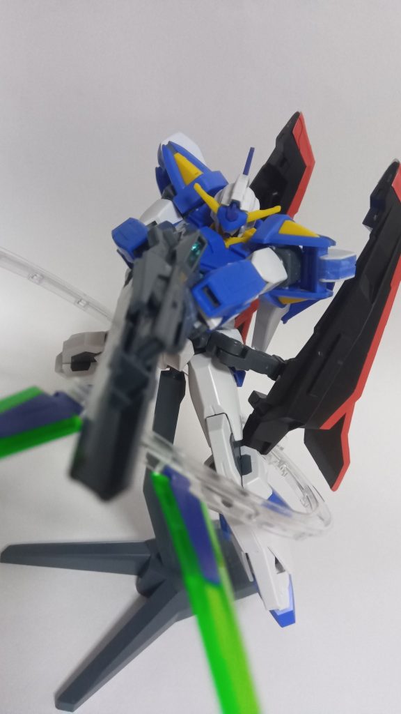 ライフルはバズーカモードの下のアーマーだけを使って高出力ビームライフルという妄想です(gundam-kao5)