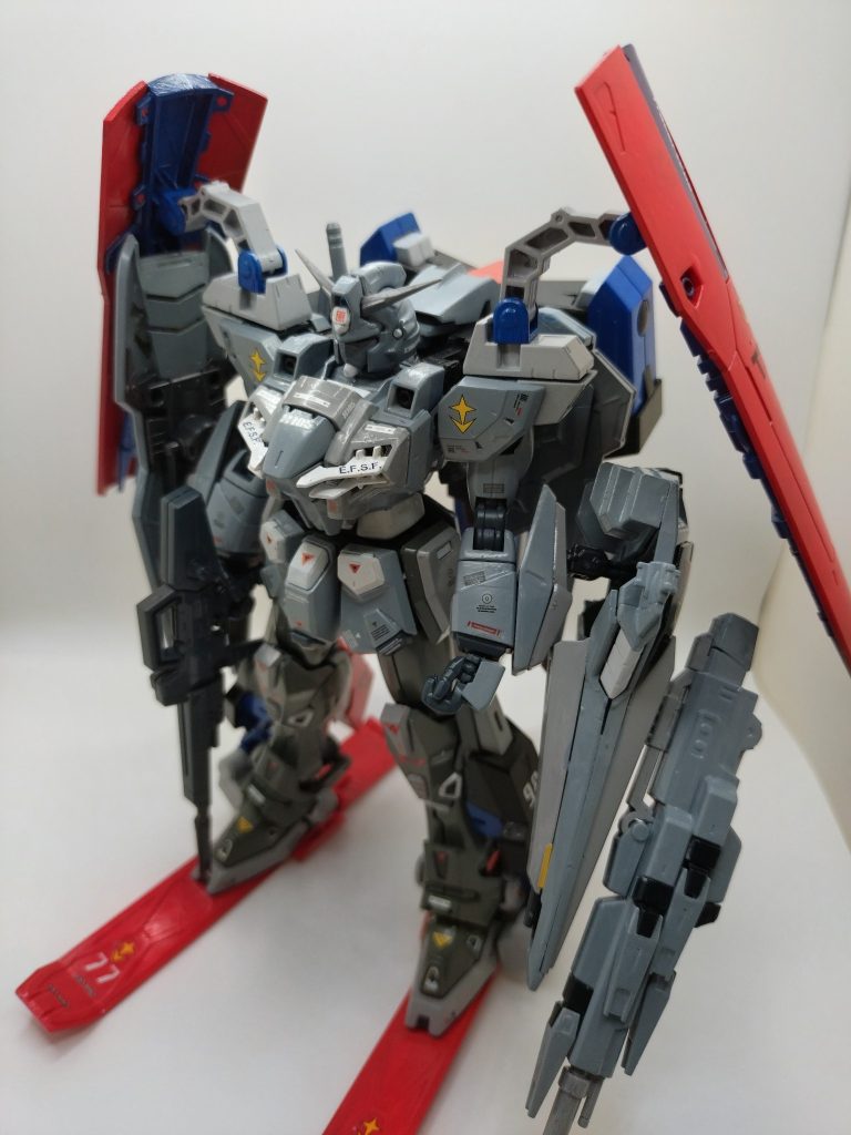ガンダムには珍しく？スキー板が装備されてるんですよね。雪山や吹雪の時の戦闘の為の装備なのかな〜。