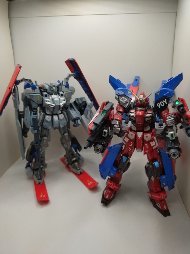 最後に、前回投稿したクラスターガンダムとツーショット。んな感じで、ちょっとした妄想ストーリーで悪ふざけしてしまいましたが、最後まで見て頂いて、ありがとうございました😆。