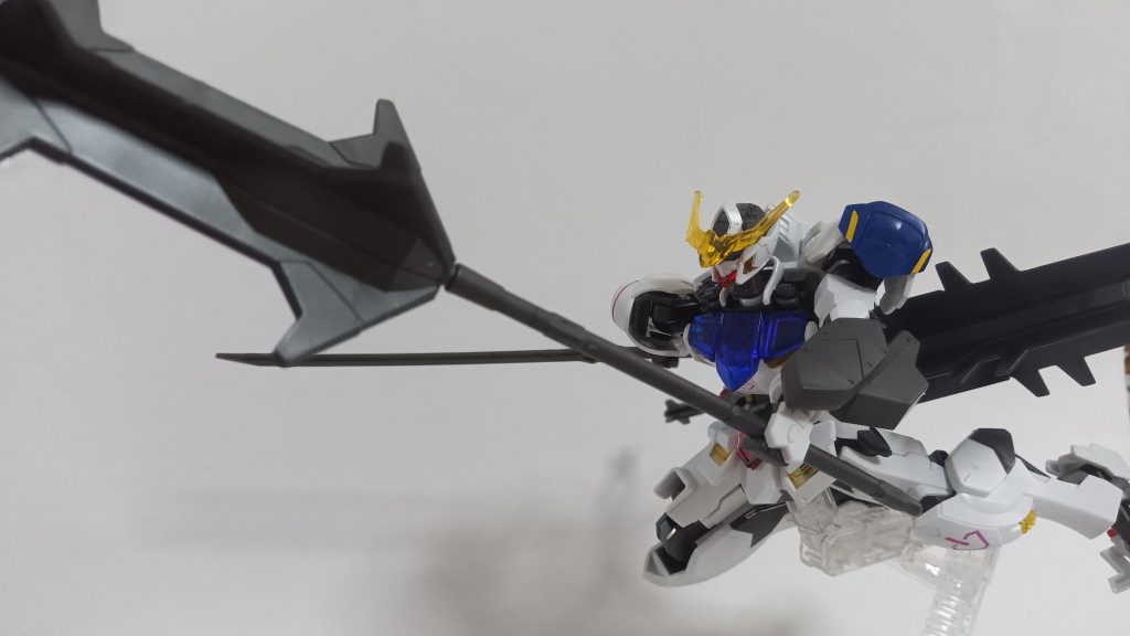 武装はメイス、超大型メイス、太刀。左腕にはガントレットを装備している。また左肩は技術が先に進みバルバトスルプスレクスのものに...。