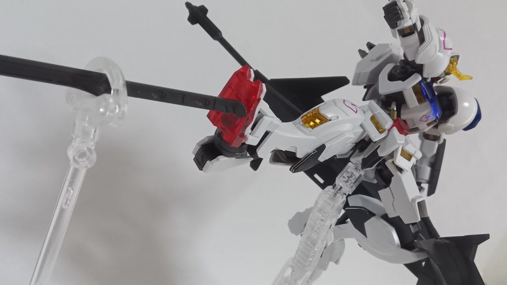 太刀を蹴飛ばして攻撃する。