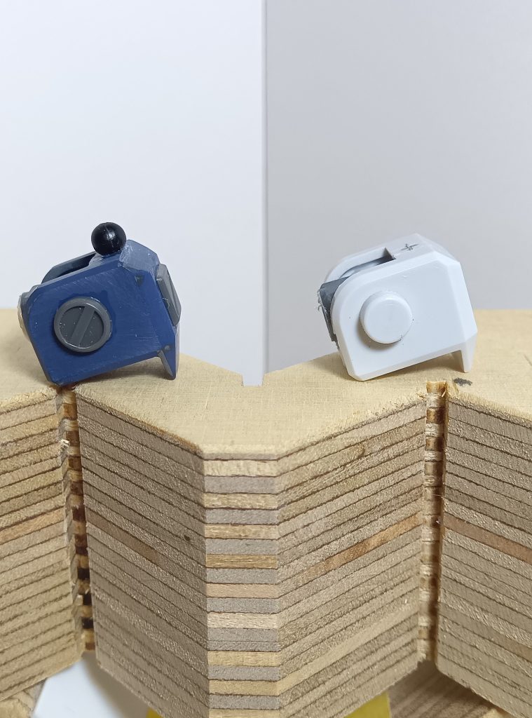 コッチはボールジョイント接続にしたモノです肩アーマーの自由度はコッチの方があるかもです