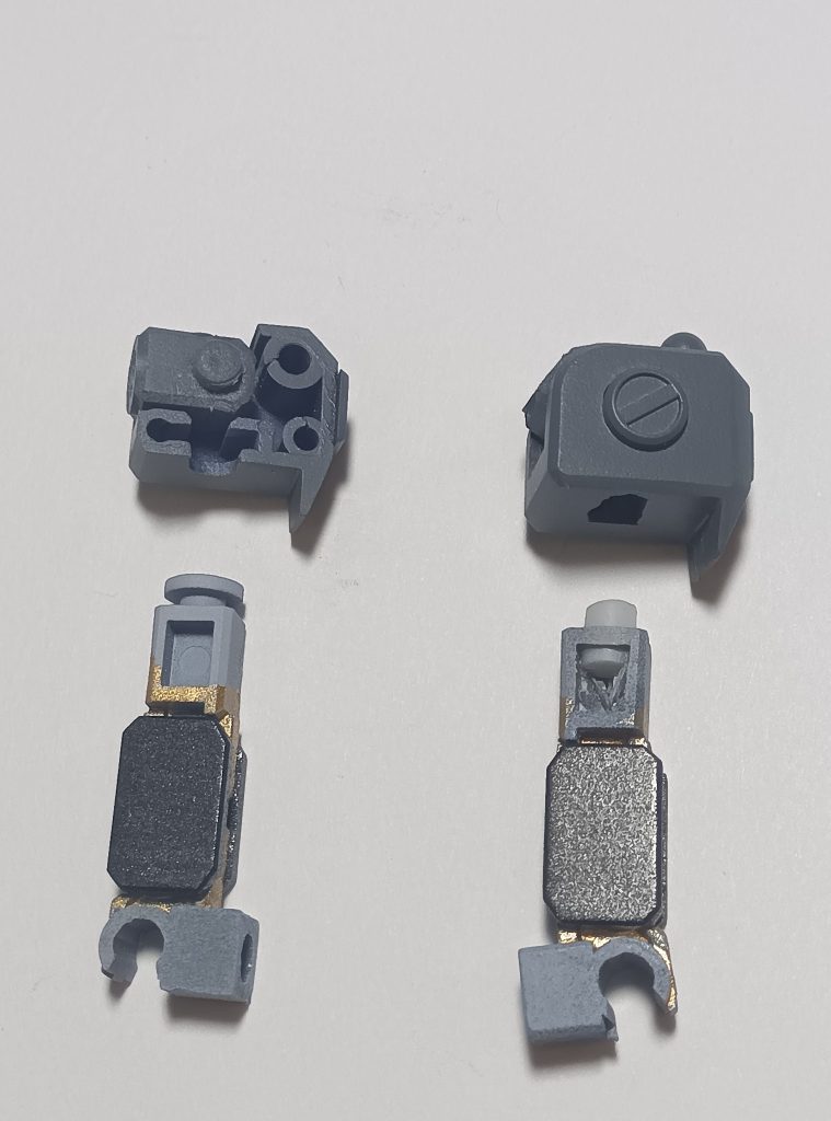 左は無加工で肩の合わせ目が見える方法です右は合わせ目が見えないようにプラ板で受け口を作ってプラ棒を差して固定する方法にしたんですが、この方法だと支持力がないので武器を持たせるとポロリしちゃうのでグーパンチの手首しか付けれませんね😅