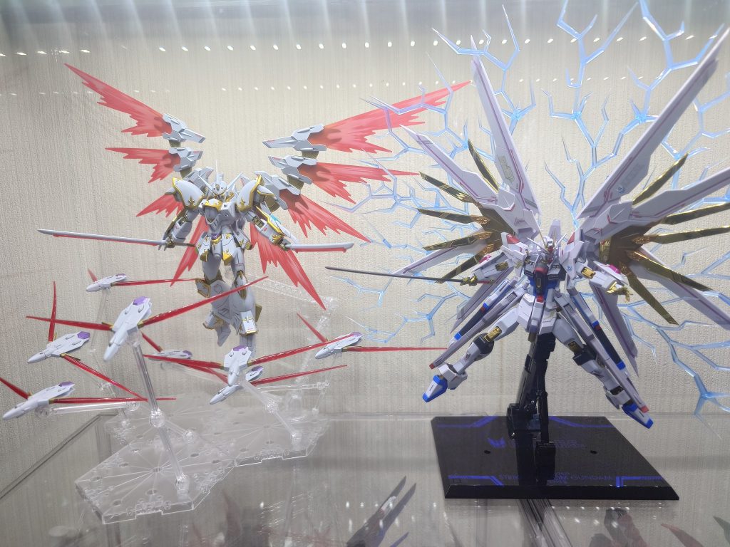 メタルロボット魂のマイティストライクフリーダムと並べて展示してみましたがコレはヤバい🤤マイティの反対にもう一機くらい入れられそう。ＨＧでもう一機となれば、やっぱりアイツかな😏