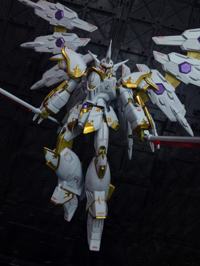 パッケージイラストをイメージした二刀形態。設定を見てみたらソードストライクやインパルスの対艦刀を取り回しよくダウンサイジングした感じなんだとか。一応腰にマウント出来るんですが、バックパックに干渉しやすく、こっちはおまけ程度のギミックかなぁ😅
