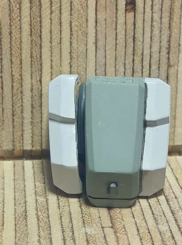 肩アーマーも２種類作りましたコッチは合わせ目を接着したあとディテールを利用して目立たない位置に合わせ目が来るようにしたモノですスジボリツールやアートナイフでなぞればこのように切り取れます