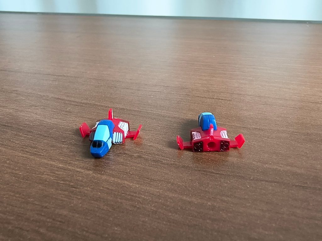 ダイソーアクリルマーカーで機首・バーニア（隠れミッキー）部分を黒で、機首・胴体・尾翼を白で、インテーク？部をグレーで塗装特に白色はかなりスケスケだけどこれ以上は無理っす。遠目に見れば何とかなるでしょ。