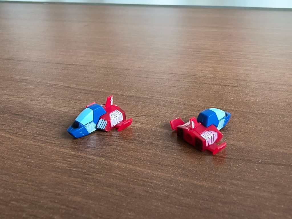 2センチ程度のコアファイター、小さいのと病院の暗さが老眼の大敵