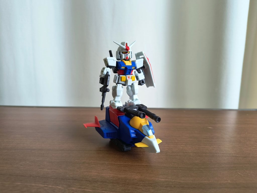 ガンダム＆Gファイターまたがせることはできないのでそのまま上に。ガンダムの口？と頬？の黒のみ塗装。&nbsp;