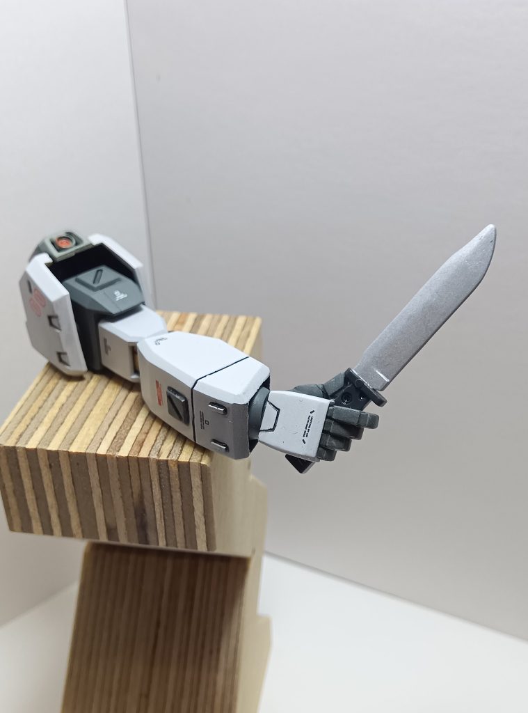 このジムクゥエルこビームサーベルの持ち手カッコいいと思いません？なかなか表情のある持ち方してるんでエヴァンゲリオン初号機からプログレッシブナイフを拝借しまして持たせやりました