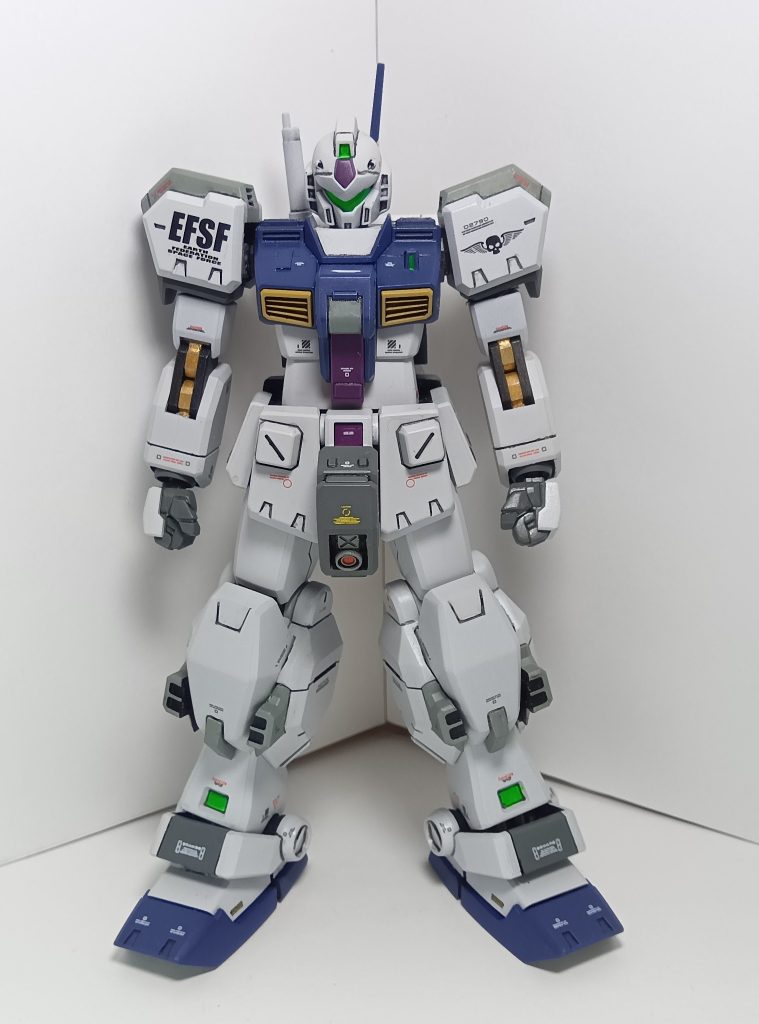 コックピットハッチが赤なのは弱点を教えてるように見えるので好きではないのですが、全体の差し色として考えると効果的であるとも考えたので、タミヤのラッカースプレーの　“ラベンダー”　で塗ってみました左肩には部隊マークのつもりでスカルヘッドのデカールを貼ってみましたまぁ、自分のネームにちなんでってこともあるのですが