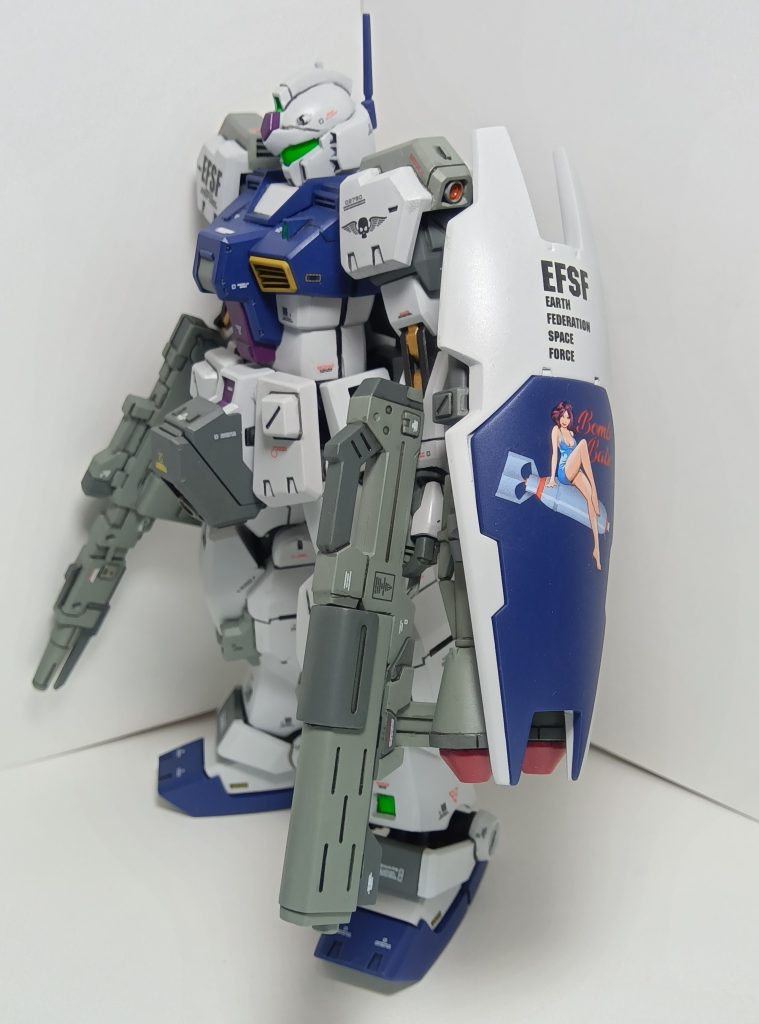 ビームライフル２丁持ちですシールド裏にはシュツルムファウスト装備してます当初スネにマグネット接続でスネに取り付けできるミサイルポッドを作っていたのですが途中で挫折してしまいました💧シールドにはちょっとエッチなおねえさんのデカールがあります👍