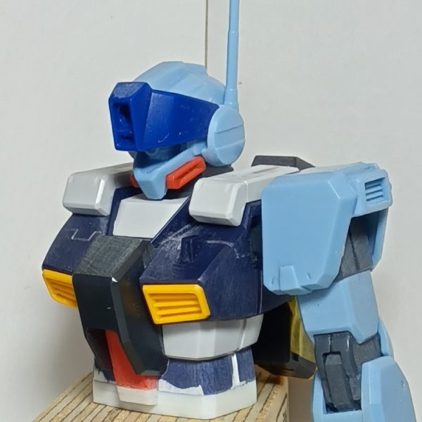 ジムクゥエルからスナイパーテイストになってもらうためにパーツ（ビームサーベルラック）を移植しましたクゥエルは腰アーマーにヘリウムコア（って名称だと思った）があるのですが、これを取り外して段差をプラ板で埋めてジムっぽさを出しましたジムクゥエルの時はおしりのバーニア部分を本当にくり抜きバーニアを仕込んだんですが、今回ここのバーニアを開口してディテールアップするかプラ板で埋めていまうか検討中ですここにビームサーベルをマウントするとバーニアが噴射すると誘爆すると思うのでツジツマが合わないと思うのですよねーこうやって悩んでる時間も楽しいので色々悩んでみます😀👍（1枚目）