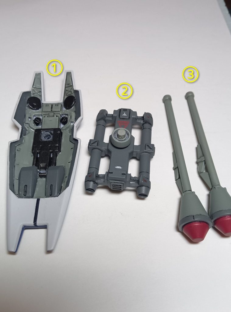 シールドは３つのパーツでできてます②のパーツはバンダイのウエポンシステムのガトリングガンのやつに入ってるパーツですこれが無ければシュツルムファウストをシールド裏に固定しようとは思わなかったかも
