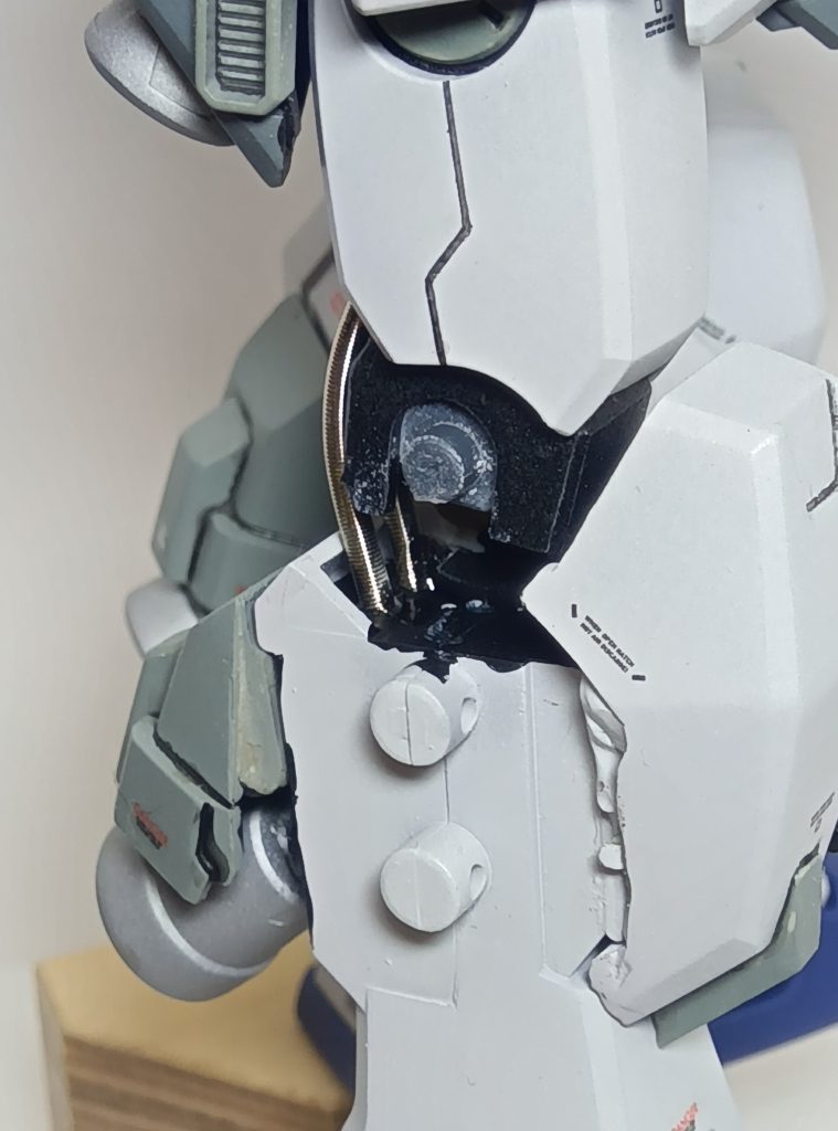 ジムクゥエルのヒザ裏の固定方法です（1枚目）