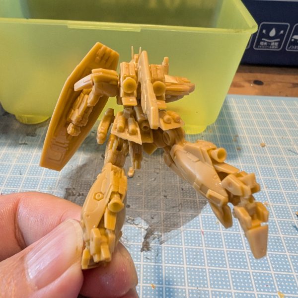 リ‣ガズィとギラ・ドーガ（レズン機）のアーティファクトがギリギリ買えたので逆シャアでは無かったけど2体の対決を100均の縦型ケースのジオラマにする予定。いつものポージング。なぜかギラドーガのスカートがなくなったのでお湯まるとレジンで複製（青いクリアの所）。左のパーツが2つできてしまうがカットして回転して強引に接着。ポージングするとなんか誤魔化せていい。（3枚目）