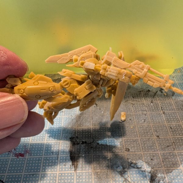 リ‣ガズィとギラ・ドーガ（レズン機）のアーティファクトがギリギリ買えたので逆シャアでは無かったけど2体の対決を100均の縦型ケースのジオラマにする予定。いつものポージング。なぜかギラドーガのスカートがなくなったのでお湯まるとレジンで複製（青いクリアの所）。左のパーツが2つできてしまうがカットして回転して強引に接着。ポージングするとなんか誤魔化せていい。（4枚目）