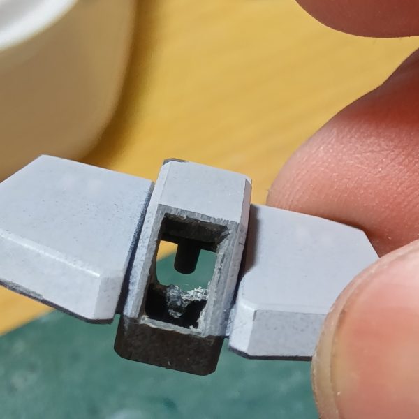 前回ビームサーベルがこの位置だとオシリのバーニアがあると誘爆するんじゃないかって話をしたのですがー、オシリのバーニアうんぬんの前にバックパックのバーニアもビームサーベルが誘爆する位置にいるんだよねー（笑）なので格好優先でオシリのバーニア部分を開口してあげました開口後に裏からプラ板を貼ってバーニアを固定する土台としていますあっ、ちなみにバックパックも開口してバーニアを増やすつもりです（3枚目）
